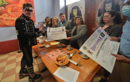 Los integrantes del grupo <em>Los Sùper Caracoles</em> recibieron  un reconocimiento por su trayectoria de 45 años de parte de organizaciones de la sociedad civil quienes declararon este año 2021 como año de <em>Los Súper Caracoles<em>. 