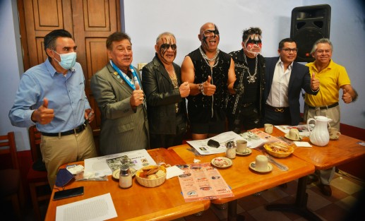 Los integrantes del grupo <em>Los Sùper Caracoles</em> recibieron  un reconocimiento por su trayectoria de 45 años de parte de organizaciones de la sociedad civil quienes declararon este año 2021 como año de <em>Los Súper Caracoles<em>. 
