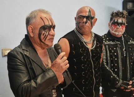 Durante su mensaje Roberto Contreras alias el Sombra pidió  a los artistas y deportistas que se postularon por algún partido político que llegar a ganar no gobiernen con las nalgas o la fama que piensen siempre en la gente.