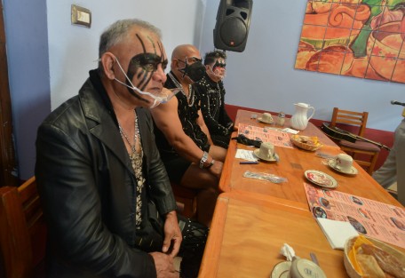 Durante su mensaje Roberto Contreras alias el Sombra pidió  a los artistas y deportistas que se postularon por algún partido político que llegar a ganar no gobiernen con las nalgas o la fama que piensen siempre en la gente.