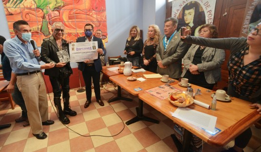 Durante su mensaje Roberto Contreras alias el Sombra pidió  a los artistas y deportistas que se postularon por algún partido político que llegar a ganar no gobiernen con las nalgas o la fama que piensen siempre en la gente.