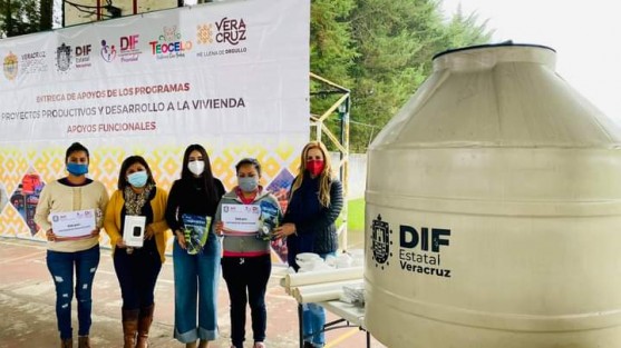 La Mtra. Rebeca Quintanar Barceló, directora del DIF Estatal Veracruz, nuevamente beneficia con los programas de proyectos productivos y desarrollo a la vivienda para la gente de Teocelo. 