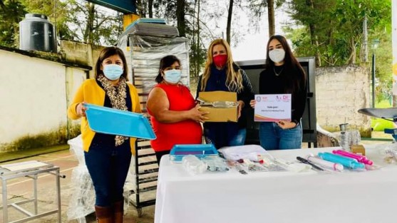 La Mtra. Rebeca Quintanar Barceló, directora del DIF Estatal Veracruz, nuevamente beneficia con los programas de proyectos productivos y desarrollo a la vivienda para la gente de Teocelo. 