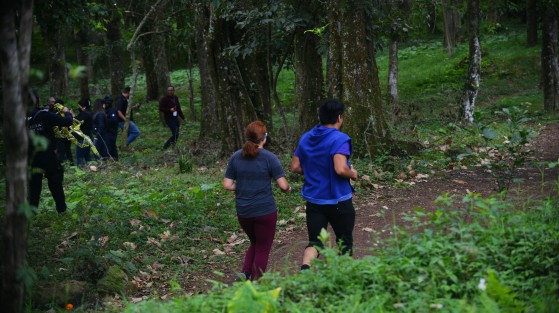 Corredores del parque la Cartonera o bosque de la estación de la colonia 7 de Noviembre, reportaron el hallazgo de un cuerpo de un hombre de aproximadamente 35 años quien presuntamente habría sido degollado y se encontraba junto a un árbol.