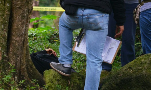 Corredores del parque la Cartonera o bosque de la estación de la colonia 7 de Noviembre, reportaron el hallazgo de un cuerpo de un hombre de aproximadamente 35 años quien presuntamente habría sido degollado y se encontraba junto a un árbol.