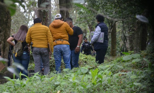 Corredores del parque la Cartonera o bosque de la estación de la colonia 7 de Noviembre, reportaron el hallazgo de un cuerpo de un hombre de aproximadamente 35 años quien presuntamente habría sido degollado y se encontraba junto a un árbol.