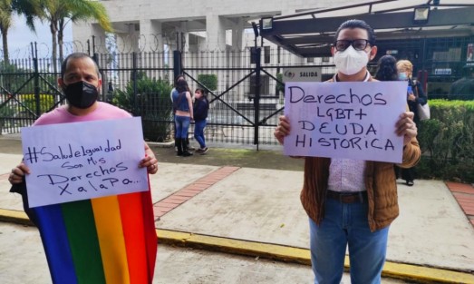 Integrantes de la Coalición Estatal LGBTTTI, se manifestaron fuera del Congreso del Estado, demandando que homicidios contra ese sector de la población sean tipificados e investigados como crímenes de odio.