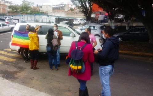 Integrantes de la Coalición Estatal LGBTTTI, se manifestaron fuera del Congreso del Estado, demandando que homicidios contra ese sector de la población sean tipificados e investigados como crímenes de odio.