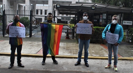 Integrantes de la Coalición Estatal LGBTTTI, se manifestaron fuera del Congreso del Estado, demandando que homicidios contra ese sector de la población sean tipificados e investigados como crímenes de odio. 