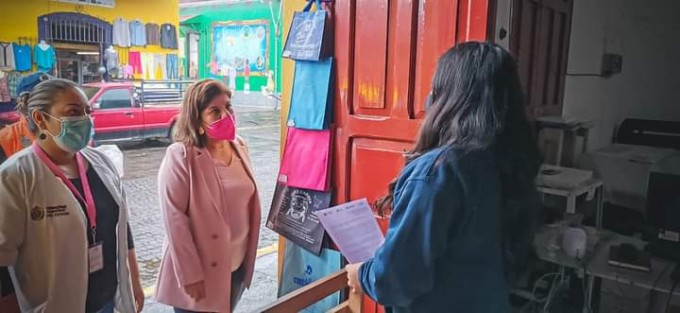 El H. Ayuntamiento de Teocelo que preside el alcalde Mario Chama Díaz, a través de la Síndica Municipal, Zayra del Carmen Martínez Andrade, la Secretaria del Ayuntamiento, Trinidad Martínez Larios y la Directora del DIF Municipal, Cecilia Pérez Colorado, llevaron a cabo la jornada informativa de la Tercera Alerta Preventiva por COVID-19 en nuestro municipio.  