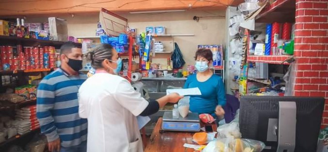 Durante el recorrido se entregaron exhortos en oficinas de la Parroquia de la Asunción de Nuestra Señora por parte de representantes de Secretaría de Salud, SESVER, Protección contra Riesgos Sanitarios de Gobierno del Estado y Autoridades Municipales, además se recorrieron comercios, instalaron filtros sanitarios y se hicieron requerimiento para la reducción de afluencia en este fin de semana. 