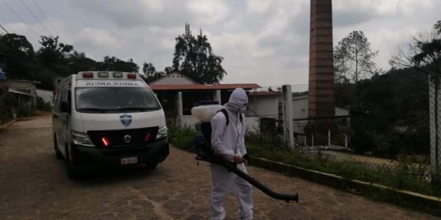 Durante el recorrido se entregaron exhortos en oficinas de la Parroquia de la Asunción de Nuestra Señora por parte de representantes de Secretaría de Salud, SESVER, Protección contra Riesgos Sanitarios de Gobierno del Estado y Autoridades Municipales, además se recorrieron comercios, instalaron filtros sanitarios y se hicieron requerimiento para la reducción de afluencia en este fin de semana. 