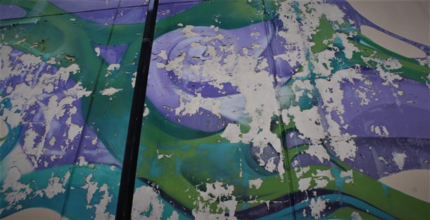 Deteriorándose la pintura en la fachada del Mercado Jáuregui de Xalapa. Este tipo de trabajos requieren mantenimiento constante, y por ende de presupuesto permanente, cuestión que no toman en cuenta las administraciones que las implementan.  