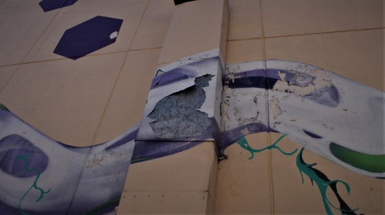 Deteriorándose la pintura en la fachada del Mercado Jáuregui de Xalapa. Este tipo de trabajos requieren mantenimiento constante, y por ende de presupuesto permanente, cuestión que no toman en cuenta las administraciones que las implementan.  