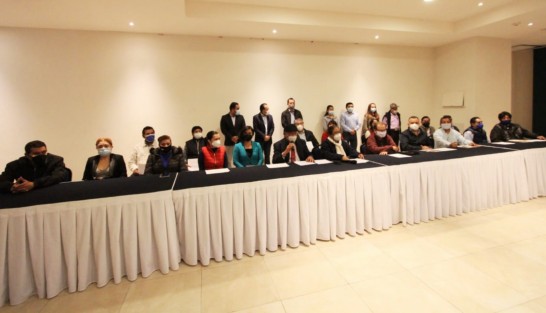 Un grupo de pansitas acompañados por el diputado Omar Miranda, juntaron firmas para demandar a la dirigencia del partido que haya coalición con PRI y PRD en la elección por el Ayuntamiento de Xalapa, ya que  el PAN nunca ha ganado solo la Alcaldía de la Capital. El diputado Omar Miranda negó que la petición sea de su autoría. 