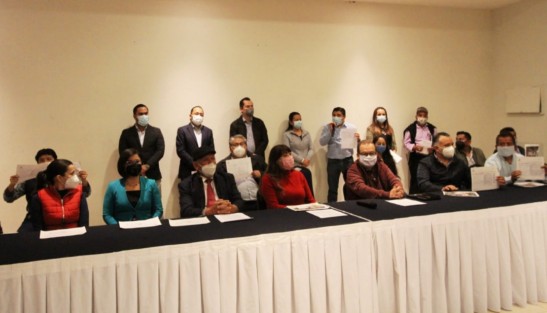 Un grupo de pansitas acompañados por el diputado Omar Miranda, juntaron firmas para demandar a la dirigencia del partido que haya coalición con PRI y PRD en la elección por el Ayuntamiento de Xalapa, ya que  el PAN nunca ha ganado solo la Alcaldía de la Capital. El diputado Omar Miranda negó que la petición sea de su autoría. 