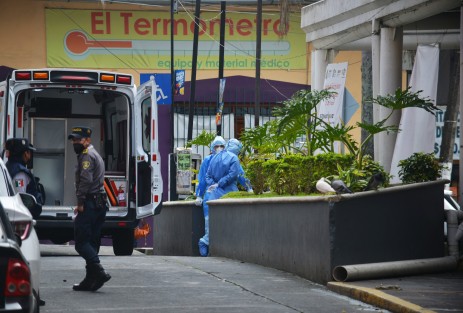 Desafortunadamente la escena de traslado de personas con Covid-19 del hospital civil F. Nachón  a otros centros especializados se está volviendo cada día más común, esto ante la mirada de familiares de personas internadas ahí.