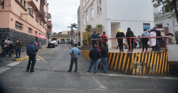 Desafortunadamente la escena de traslado de personas con Covid-19 del hospital civil F. Nachón  a otros centros especializados se está volviendo cada día más común, esto ante la mirada de familiares de personas internadas ahí.