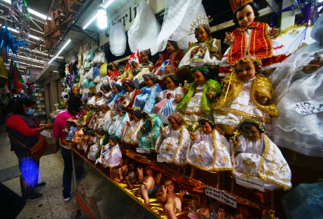 Locatarios del mercado Jáuregui de la ciudad de Xalapa coinciden  en que para los festejos de La Candelaria de este año, los <em>Niños Dios</em> más solicitados son los vestidos de la salud y doctor. 