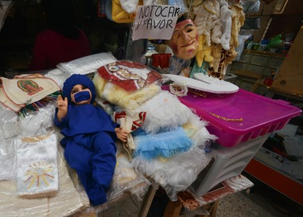 Locatarios del mercado Jáuregui de la ciudad de Xalapa coinciden  en que para los festejos de La Candelaria de este año, los <em>Niños Dios</em> más solicitados son los vestidos de la salud y doctor. 