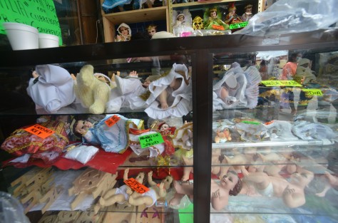 Locatarios del mercado Jáuregui de la ciudad de Xalapa coinciden  en que para los festejos de La Candelaria de este año, los <em>Niños Dios</em> más solicitados son los vestidos de la salud y doctor. 