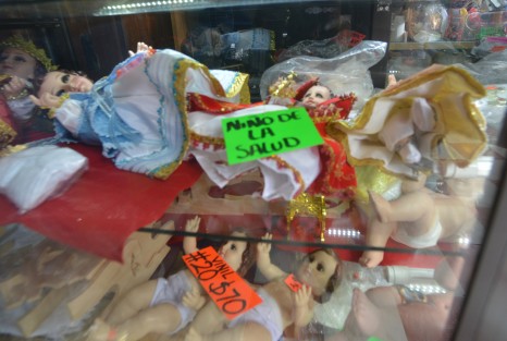 Con precios que van desde los 140 pesos y hasta 350, Novedades Lulú, Rosy y algunos más  esperan que con todas las medidas sanitarias sus clientes acudan al mercado Jáuregui a seguir con esta tradición.  