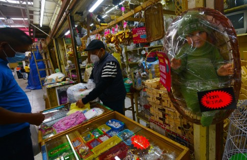Con precios que van desde los 140 pesos y hasta 350, Novedades Lulú, Rosy y algunos más  esperan que con todas las medidas sanitarias sus clientes acudan al mercado Jáuregui a seguir con esta tradición.  