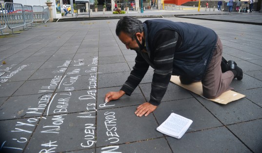 Gerardo Romero Tziln desde hace ya varios meses escribe poemas de su autoría  en el parque Juárez de la ciudad de Xalapa, lo que le deja unas monedas para sus necesidades del día a día.  