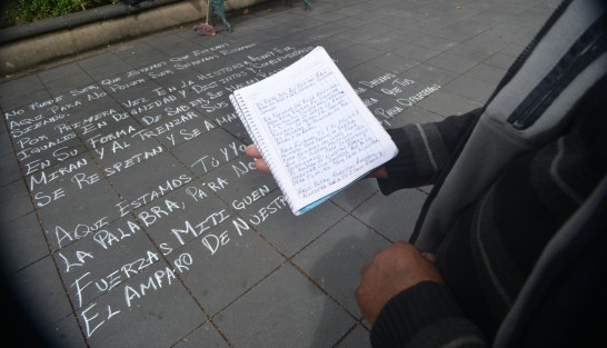Gerardo Romero Tziln desde hace ya varios meses escribe poemas de su autoría  en el parque Juárez de la ciudad de Xalapa, lo que le deja unas monedas para sus necesidades del día a día.  