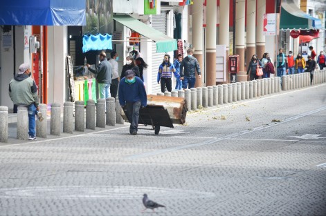 Aprovechando que las calles del centro de Xalapa están cerradas una persona lleva su carga por el centro de la ciudad. 
