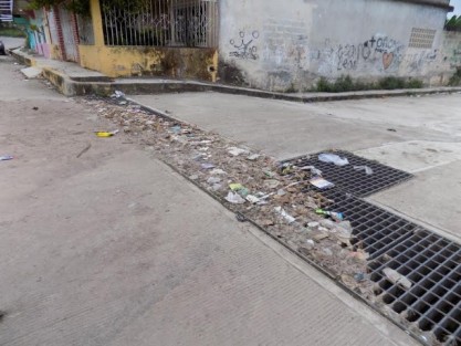 Alcantarillas siguen atrapando basura y pueden generar afectaciones en colonias y parte baja de la ciudad de Tlapacoyan.
