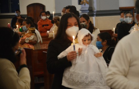 Feligreses acudieron a la iglesia de Beaterio del Sagrado Corazón de Jesús, al igual que otros templos de la ciudad de Xalapa, a bendecir a sus niños Dios y sus candelas este día de La Candelaria que al igual que otras celebraciones se llevan bajo las medidas sanitarias.