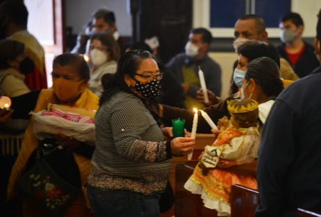 Feligreses acudieron a la iglesia de Beaterio del Sagrado Corazón de Jesús, al igual que otros templos de la ciudad de Xalapa, a bendecir a sus niños Dios y sus candelas este día de La Candelaria que al igual que otras celebraciones se llevan bajo las medidas sanitarias.