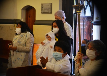 Feligreses acudieron a la iglesia de Beaterio del Sagrado Corazón de Jesús, al igual que otros templos de la ciudad de Xalapa, a bendecir a sus niños Dios y sus candelas este día de La Candelaria que al igual que otras celebraciones se llevan bajo las medidas sanitarias.