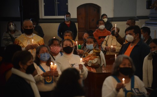 Feligreses acudieron a la iglesia de Beaterio del Sagrado Corazón de Jesús, al igual que otros templos de la ciudad de Xalapa, a bendecir a sus niños Dios y sus candelas este día de La Candelaria que al igual que otras celebraciones se llevan bajo las medidas sanitarias.