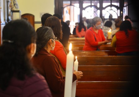 Feligreses acudieron a la iglesia de Beaterio del Sagrado Corazón de Jesús, al igual que otros templos de la ciudad de Xalapa, a bendecir a sus niños Dios y sus candelas este día de La Candelaria que al igual que otras celebraciones se llevan bajo las medidas sanitarias.
