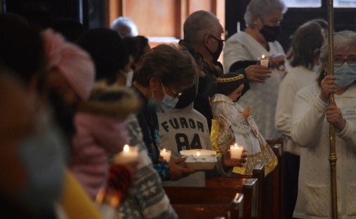 Feligreses acudieron a la iglesia de Beaterio del Sagrado Corazón de Jesús, al igual que otros templos de la ciudad de Xalapa, a bendecir a sus niños Dios y sus candelas este día de La Candelaria que al igual que otras celebraciones se llevan bajo las medidas sanitarias.