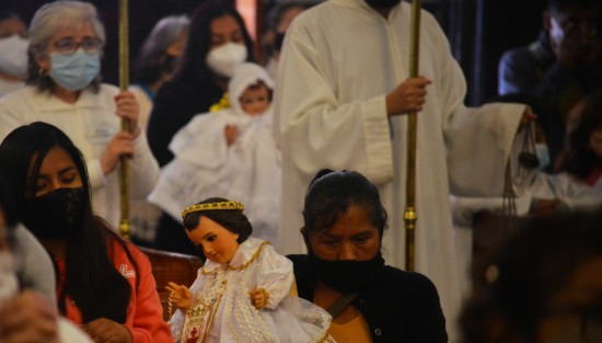 Feligreses acudieron a la iglesia de Beaterio del Sagrado Corazón de Jesús, al igual que otros templos de la ciudad de Xalapa, a bendecir a sus niños Dios y sus candelas este día de La Candelaria que al igual que otras celebraciones se llevan bajo las medidas sanitarias.