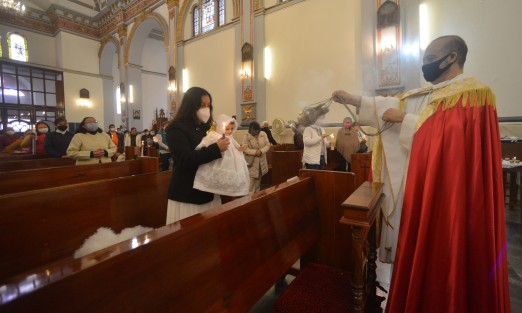 Feligreses acudieron a la iglesia de Beaterio del Sagrado Corazón de Jesús, al igual que otros templos de la ciudad de Xalapa, a bendecir a sus niños Dios y sus candelas este día de La Candelaria que al igual que otras celebraciones se llevan bajo las medidas sanitarias.