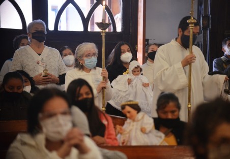 Feligreses acudieron a la iglesia de Beaterio del Sagrado Corazón de Jesús, al igual que otros templos de la ciudad de Xalapa, a bendecir a sus niños Dios y sus candelas este día de La Candelaria que al igual que otras celebraciones se llevan bajo las medidas sanitarias.