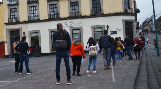 Largas filas se pudieron observar en los diferentes bancos del centro de Xalapa, esto luego de que este día iniciaron la reinscripciónes de los niveles medio superior y superior de las escuelas públicas del Estado de Veracruz.