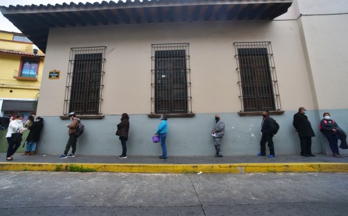 Largas filas se pudieron observar en los diferentes bancos del centro de Xalapa, esto luego de que este día iniciaron la reinscripciónes de los niveles medio superior y superior de las escuelas públicas del Estado de Veracruz.