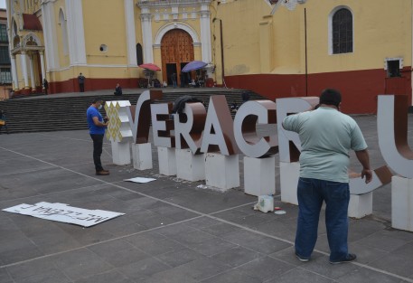 Trabajadores de gobierno le dan un retoque a las letras turísticas de la plaza Lerdo. 