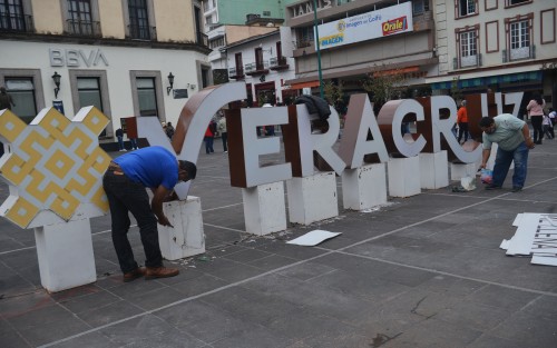 Trabajadores de gobierno le dan un retoque a las letras turísticas de la plaza Lerdo. 