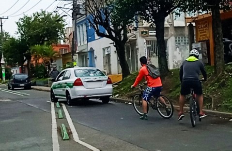 Trabajadores de la constructora que realizan labores de la ciclovía de la avenida Ruiz Cortines de la ciudad de Xalapa le dan los últimos toques a la anunciada como una de las grandes obras de la administración de Hipólito Rodríguez, la que como se muestra en las imágenes hasta ahora no ha podido ser utilizada por los ciclistas.