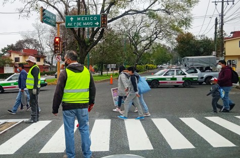 Trabajadores de la constructora que realizan labores de la ciclovía de la avenida Ruiz Cortines de la ciudad de Xalapa le dan los últimos toques a la anunciada como una de las grandes obras de la administración de Hipólito Rodríguez, la que como se muestra en las imágenes hasta ahora no ha podido ser utilizada por los ciclistas.