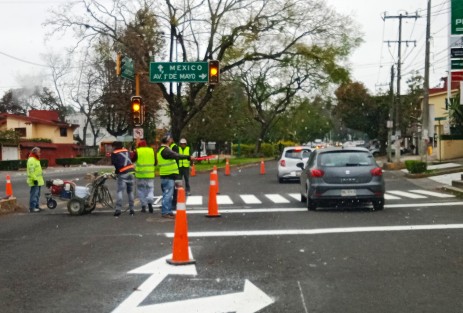 Trabajadores de la constructora que realizan labores de la ciclovía de la avenida Ruiz Cortines de la ciudad de Xalapa le dan los últimos toques a la anunciada como una de las grandes obras de la administración de Hipólito Rodríguez, la que como se muestra en las imágenes hasta ahora no ha podido ser utilizada por los ciclistas.