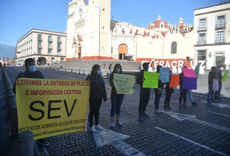 Un grupo de entre 15 y 20 profesores de educación física y especial, se manifestaron bloqueando la calle frente a Palacio de Gobierno, en demanda de atención de solicitud de plazas, misma que realizan desde hace más de un año, sin ser atendidos por nadie de la SEV.