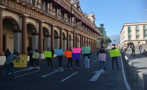 Un grupo de entre 15 y 20 profesores de educación física y especial, se manifestaron bloqueando la calle frente a Palacio de Gobierno, en demanda de atención de solicitud de plazas, misma que realizan desde hace más de un año, sin ser atendidos por nadie de la SEV.