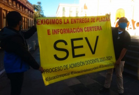 Un grupo de entre 15 y 20 profesores de educación física y especial, se manifestaron bloqueando la calle frente a Palacio de Gobierno, en demanda de atención de solicitud de plazas, misma que realizan desde hace más de un año, sin ser atendidos por nadie de la SEV.